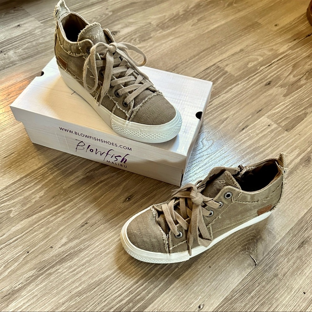 SOLD! Bundle BHG /Women’s EUC Blowfish Malibu Sneakers